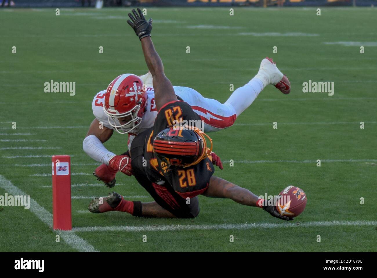Carson, California, EE.UU. 23 de febrero de 2020. 28 Martez Carter anotando durante el juego XFL D.C. Defenders vs. Los Angeles Wildcats el 23 de febrero de 2020. Crédito: Dalton Hamm/Zuma Wire/Alamy Live News Foto de stock