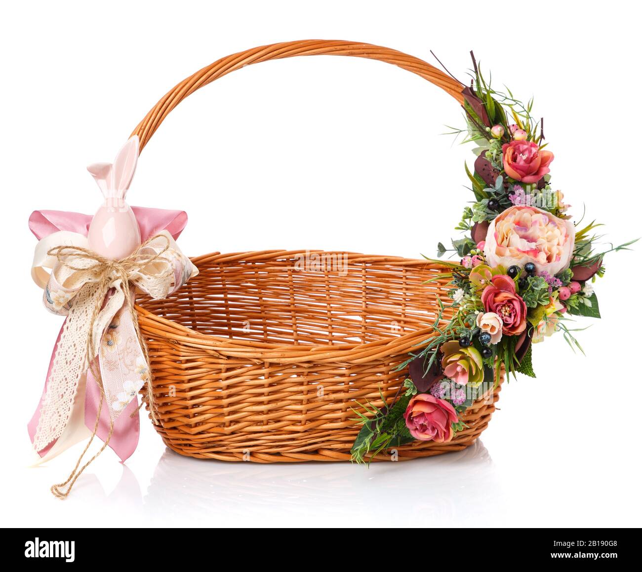 Las cestas de mimbre están decoradas con un arreglo floral para Semana  Santa Fotografía de stock - Alamy