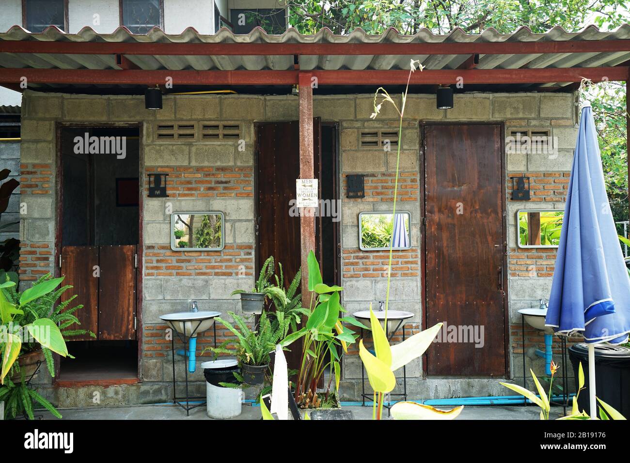 La arquitectura del loft exterior y el diseño de baños públicos construidos  con bloques de concreto, muebles oxidados y ladrillo Fotografía de stock -  Alamy