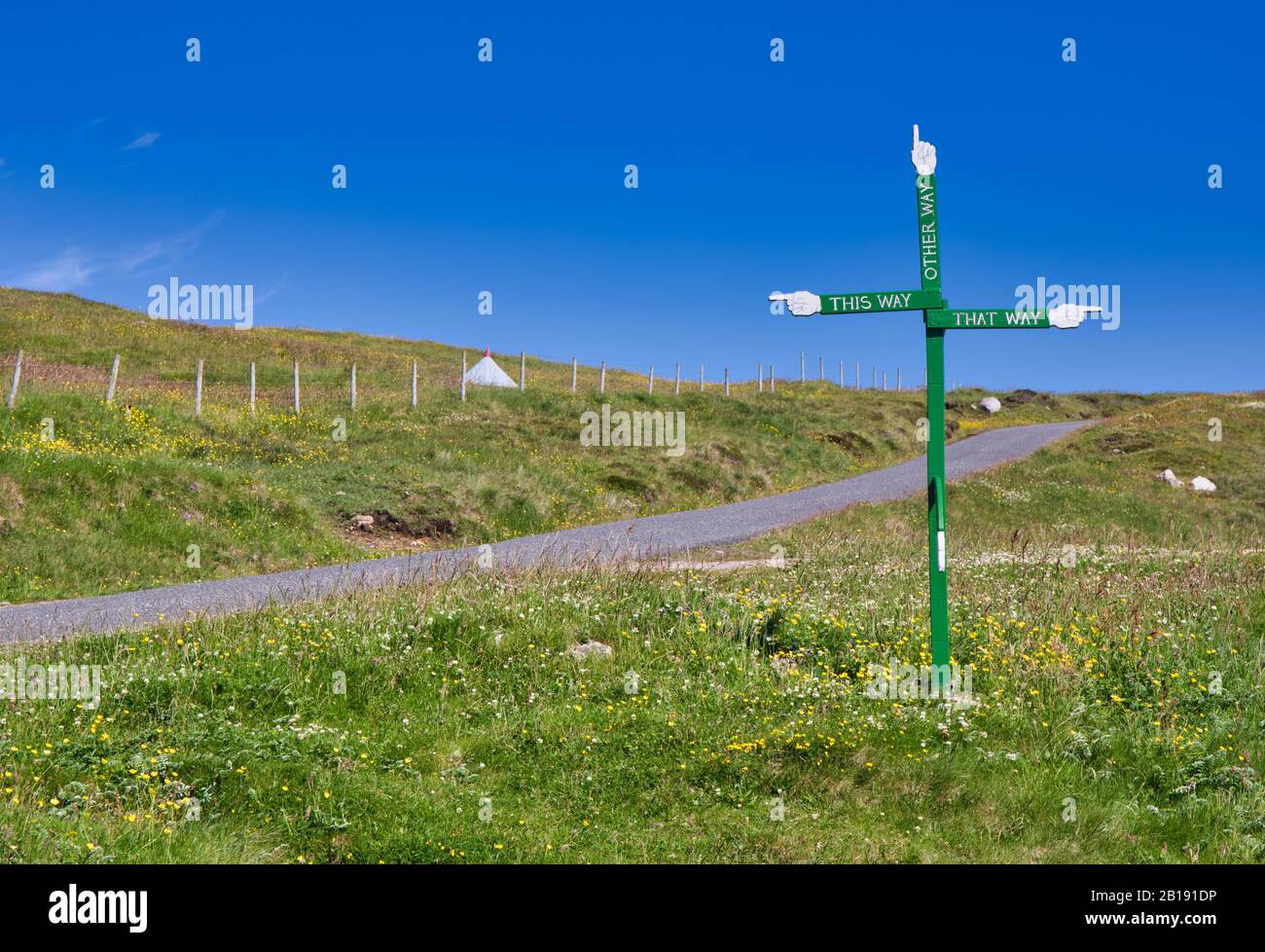 Señal humorística que señala a esta manera, esa manera y la otra manera en la isla de Lewis y Harris, Hébridas Exteriores, Escocia Foto de stock