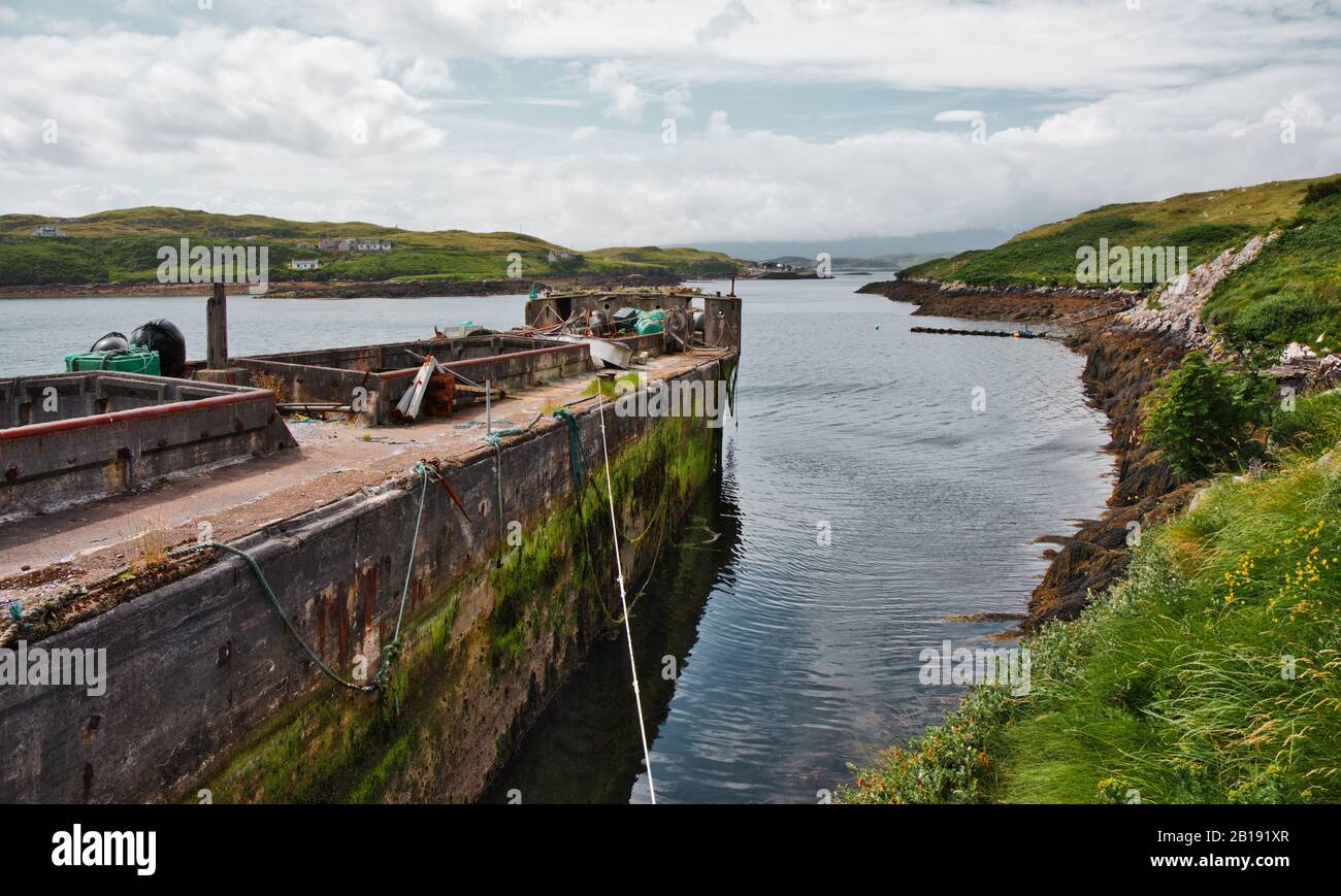 Barcaza de hormigón Cretetree ahora abandonado en la Isla de Scalpay, Hébridas Exteriores, Escocia Foto de stock