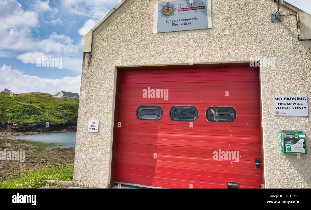 Estación de bomberos comunitarios en la pequeña isla de Scalpay, Isla de Harris, Hébridas Exteriores, Escocia Foto de stock