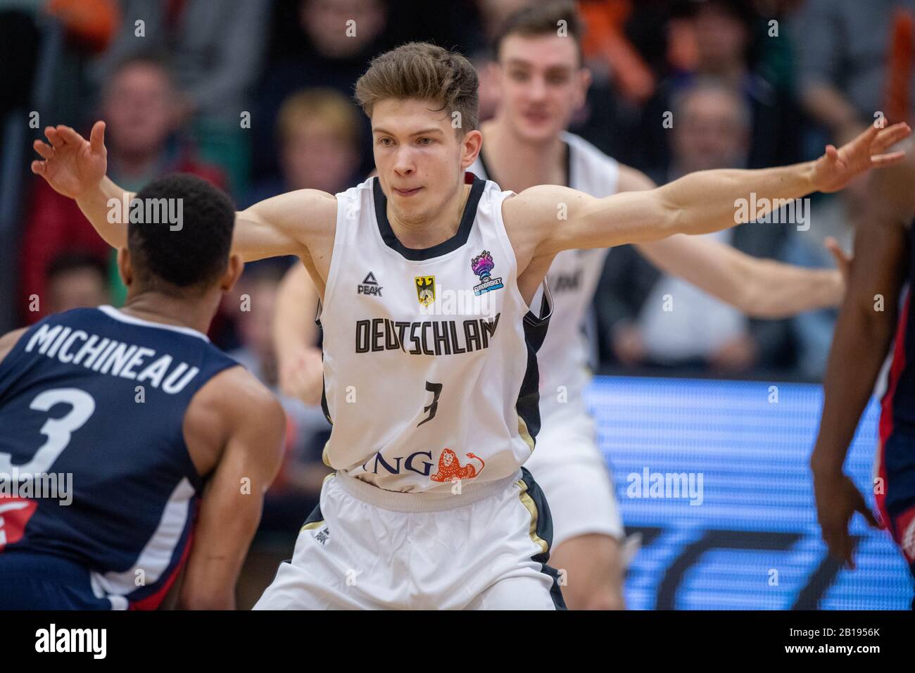 Bennett HUNDT (GER) defiende, defensa, defensa, media figura, media figura,  clasificación del Campeonato Europeo de baloncesto, grupo G, Alemania (GER)  - Francia (FRA) 83:69, el 21 de febrero de 2020 en Vechta/Alemania.