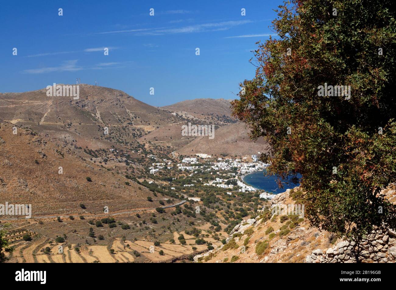 Vista mirando hacia Livadia de Aghios Pavlos, tilos, islas del Dodecaneso, en el sur del Mar Egeo, en Grecia. Foto de stock