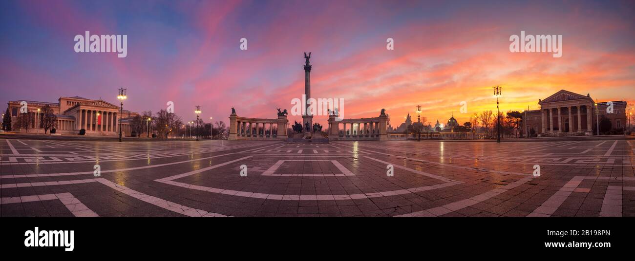 Budapest, Hungría. Paisaje urbano panorámico imagen de la Plaza de los Héroes con el Monumento del Milenio, Budapest, Hungría durante el hermoso amanecer. Foto de stock