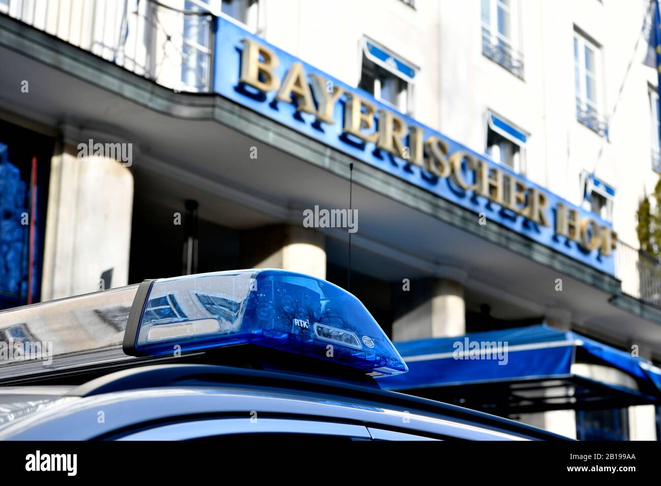 La policía, coche, Azul, flash, intermitente, luz, luces LED, VIP, importante, proteger, guardar, Hotel Bayerischer Hof, Munich, la construcción, la casa, la entrada delantera, Foto de stock
