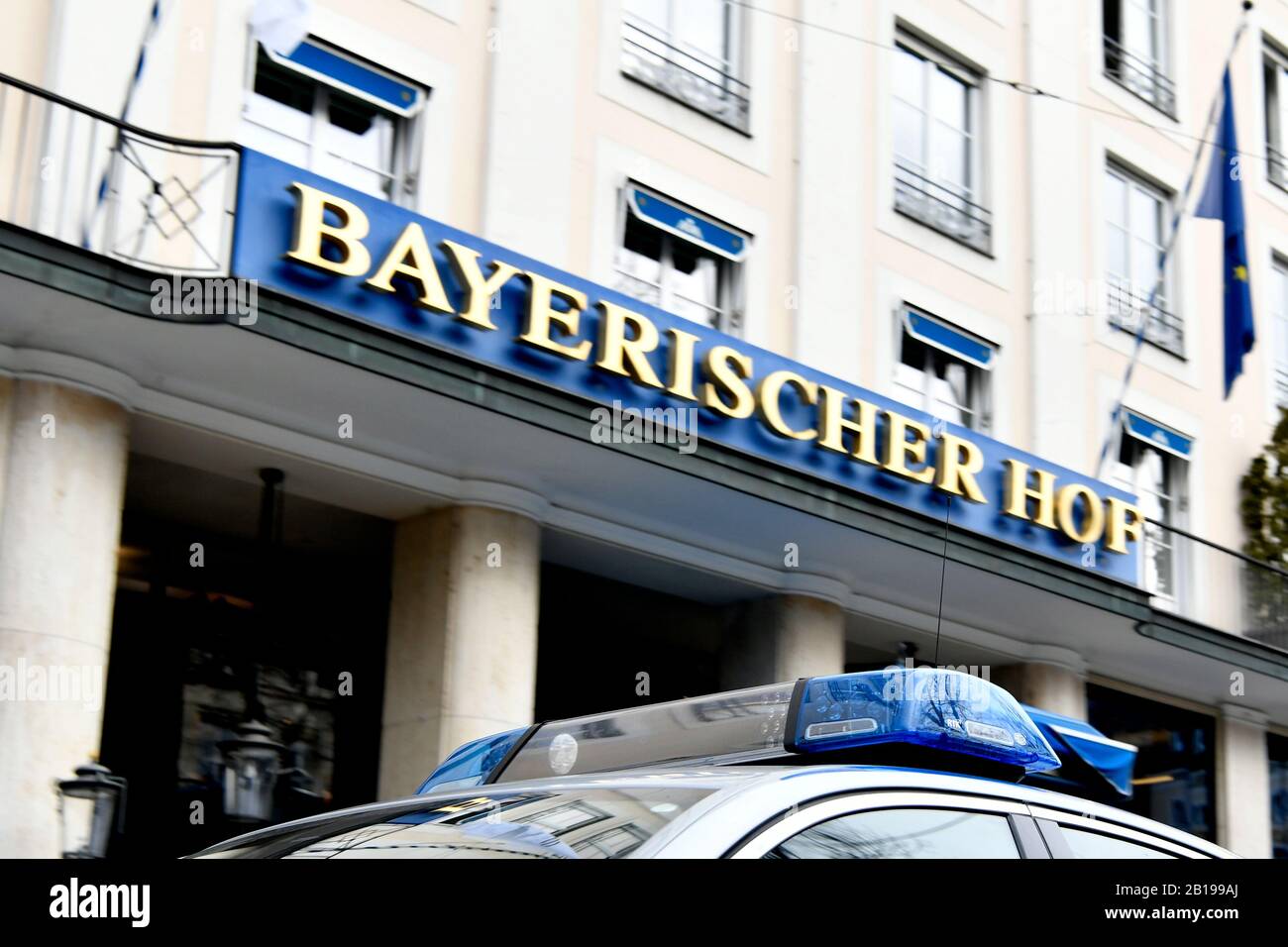 La policía, coche, Azul, flash, intermitente, luz, luces LED, VIP, importante, proteger, guardar, Hotel Bayerischer Hof, Munich, la construcción, la casa, la entrada delantera, Foto de stock