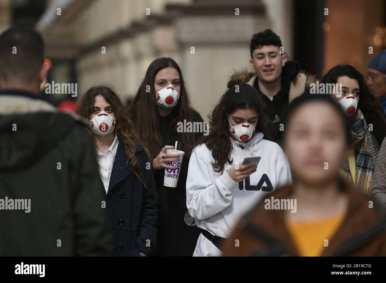Emergencia por coronavirus en Milán, ciudadanos y turistas pasean por el centro de la ciudad con máscaras protectoras. Foto de stock