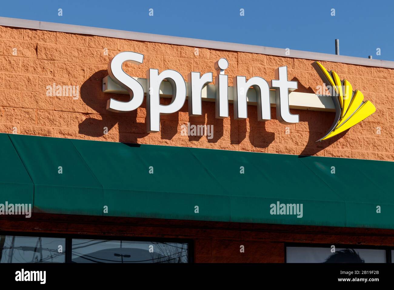 Cincinnati - Circa Febrero 2020: Tienda de teléfonos móviles Sprint. Tienda de teléfonos móviles Sprint. Sprint y T-Mobile retobren las condiciones de fusión para ofrecer a Deutsche Teleko Foto de stock