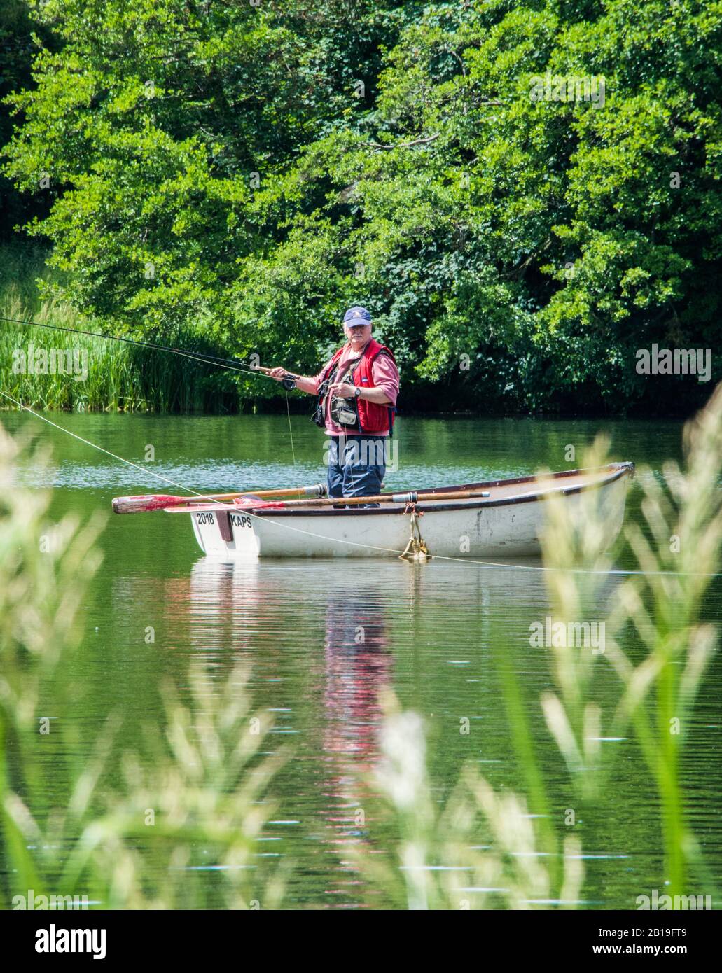 Pescador en el lago en el castillo de Lullingstone Foto de stock