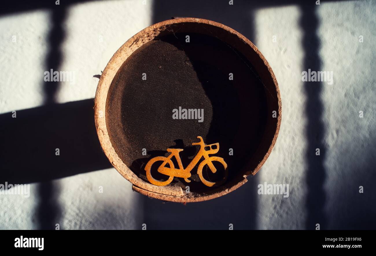 una bicicleta amarilla de madera en miniatura Foto de stock