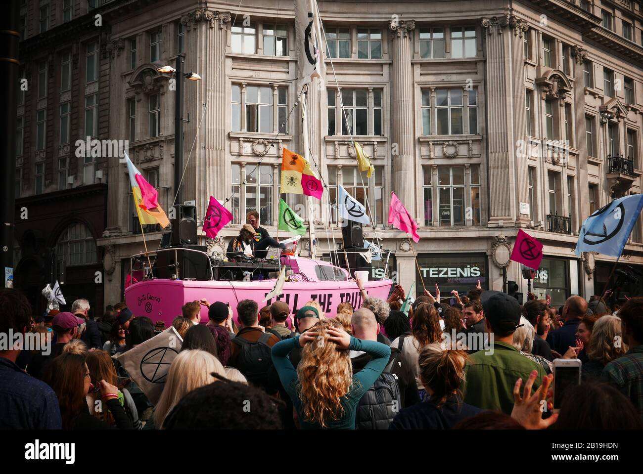 Rebelión de extinción, ocupar Londres: A partir del lunes 15 de abril de 2019, Rebelión De Extinción organizó manifestaciones en Londres, enfocando su atención en Oxford Circus, Marble Arch, Waterloo Bridge y el área alrededor de Parliament Square. Los activistas fijaron un barco rosa llamado así por el asesinato de la activista ambientalista hondureña Berta Cáceres en medio de la concurrida intersección de Oxford Street y Regent Street (Oxford Circus) y se pegaron a él y también establecieron varios gazebos, macetas de plantas y árboles, Un escenario móvil y una rampa de skate mientras que también ocupa el Puente de Waterloo (ref:Wikipedia). Foto de stock