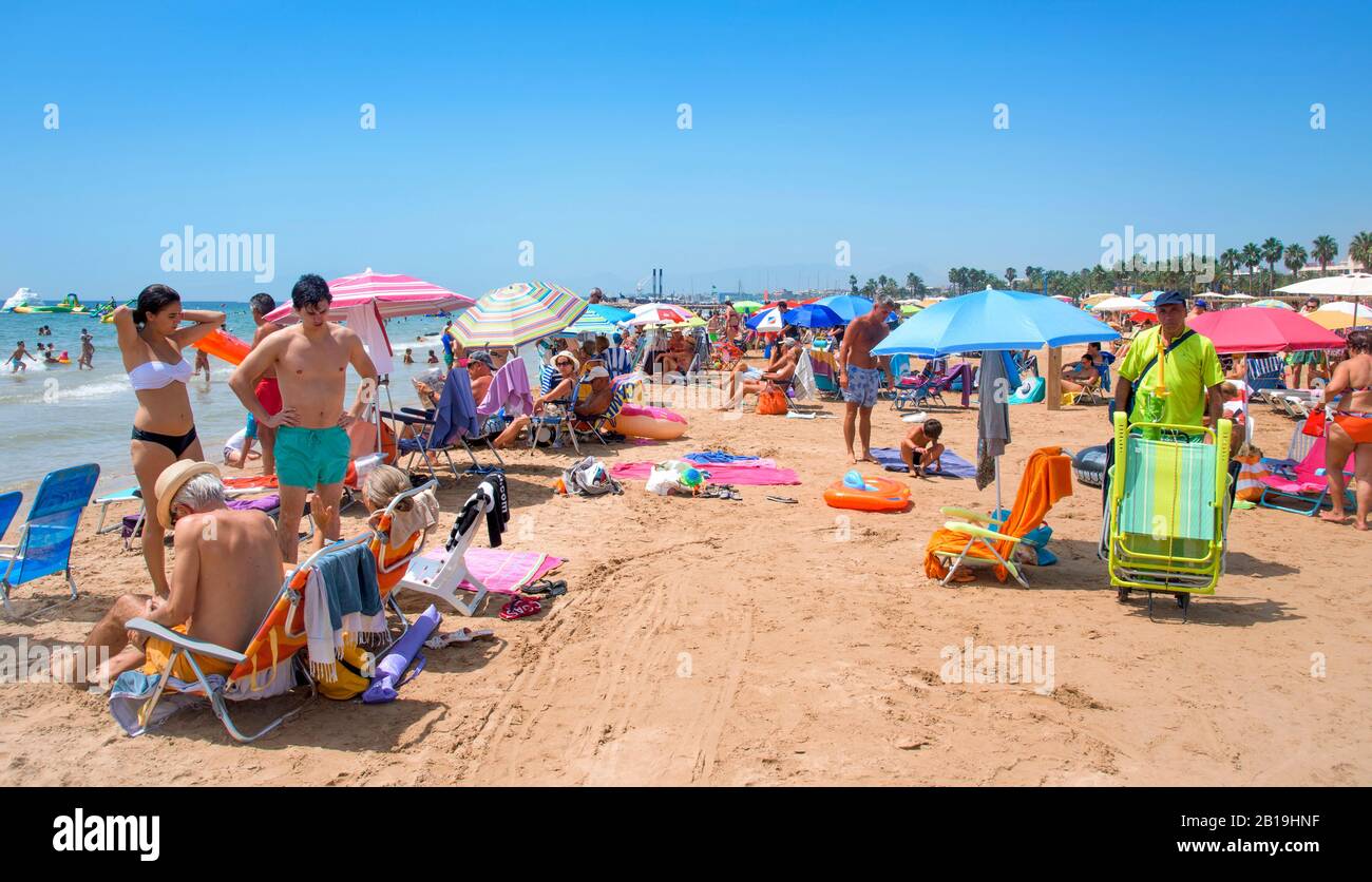 SALOU, España - 3 de agosto de 2017: Vacaciones en la playa de Llevant de  Salou, España. Salou es un gran destino de sol y playa para el turismo  europeo Fotografía de stock - Alamy