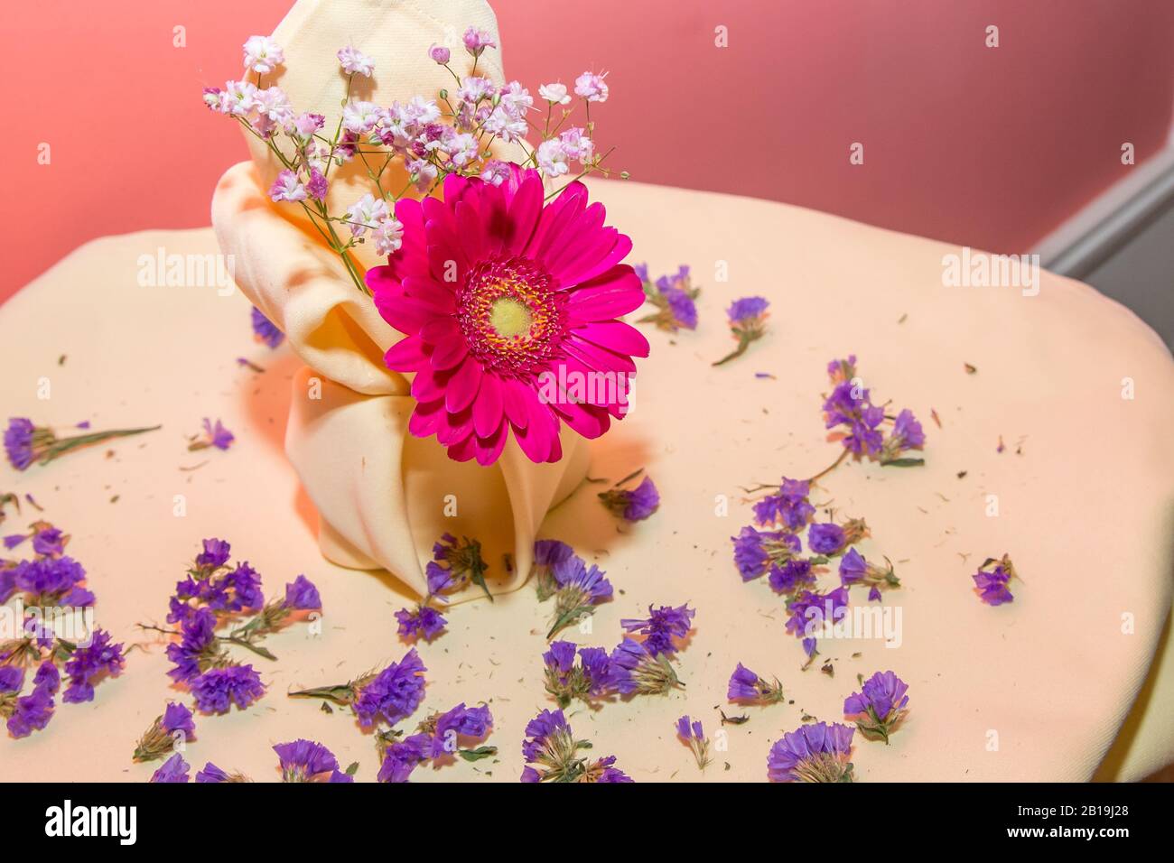 Gerbera flower in vase fotografías e imágenes de alta resolución - Alamy