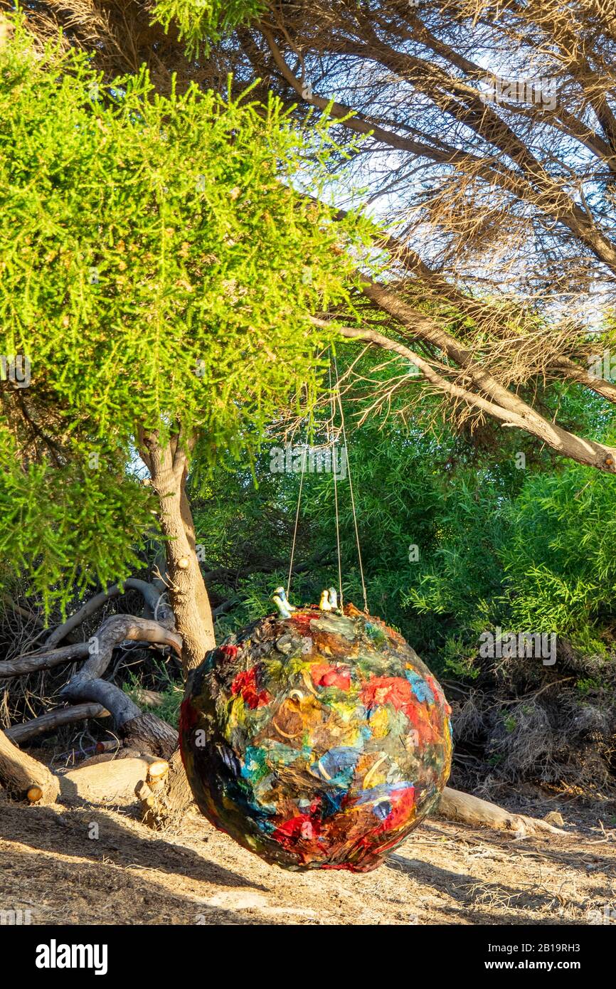 Escultura En Bathers Beach 2020 exposición al aire libre Earth Ball por Liliana Stafford escultor artista Fremantle Australia Occidental. Foto de stock