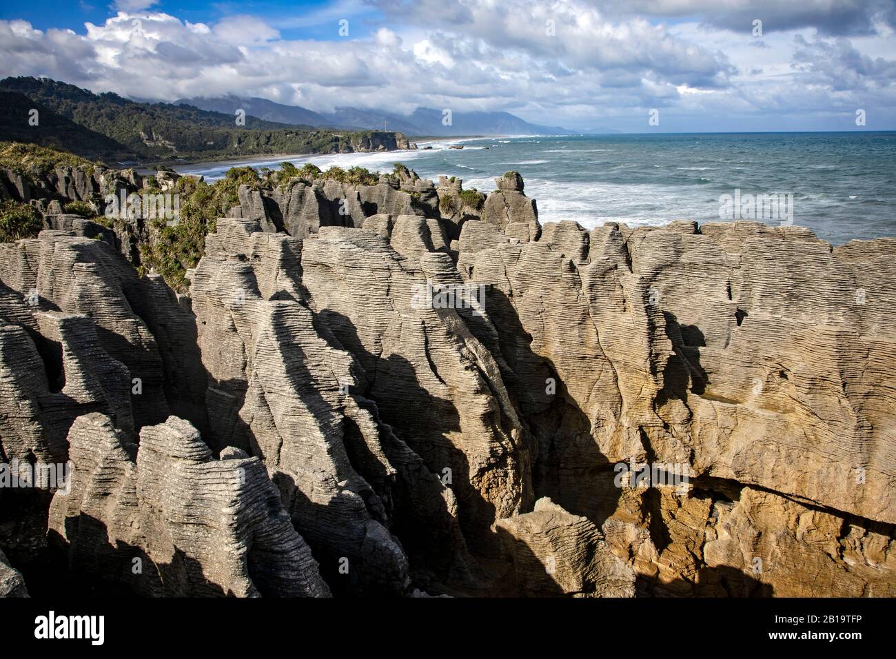 Las rocas Pancake se elevan a lo largo de la región de la costa oeste de la Isla del Sur, Nueva Zelanda. Foto de stock