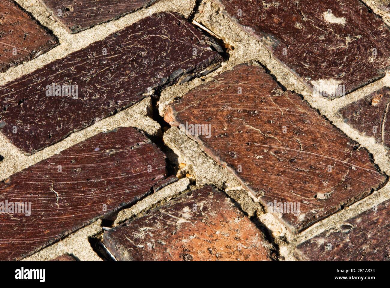 Fondo único de pavimentos de ladrillo de color rojo y marrón muy antiguos de un edificio histórico. Foto de stock