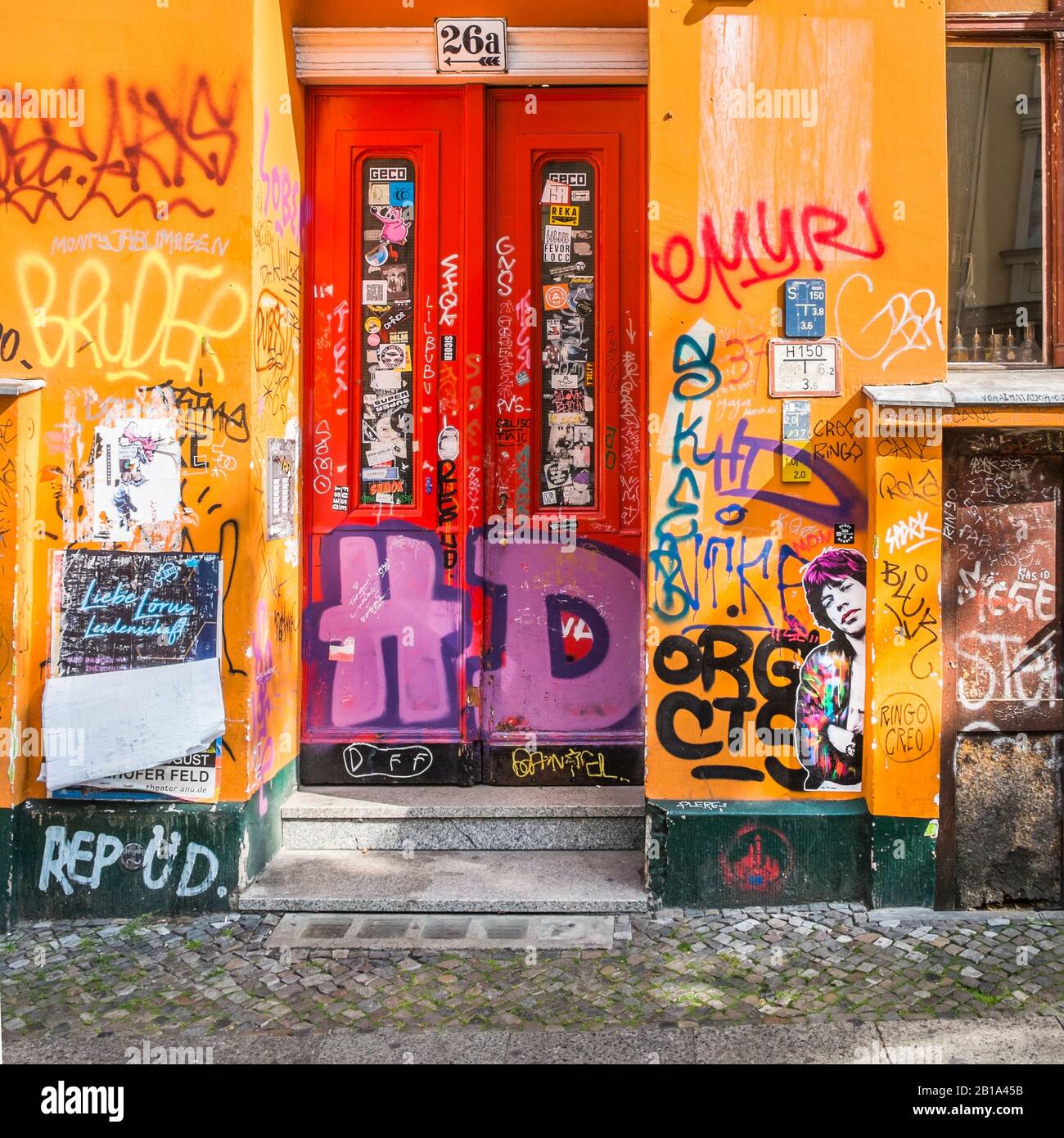 puerta de la casa roja, graffiti, arte de wheatpaste, Foto de stock