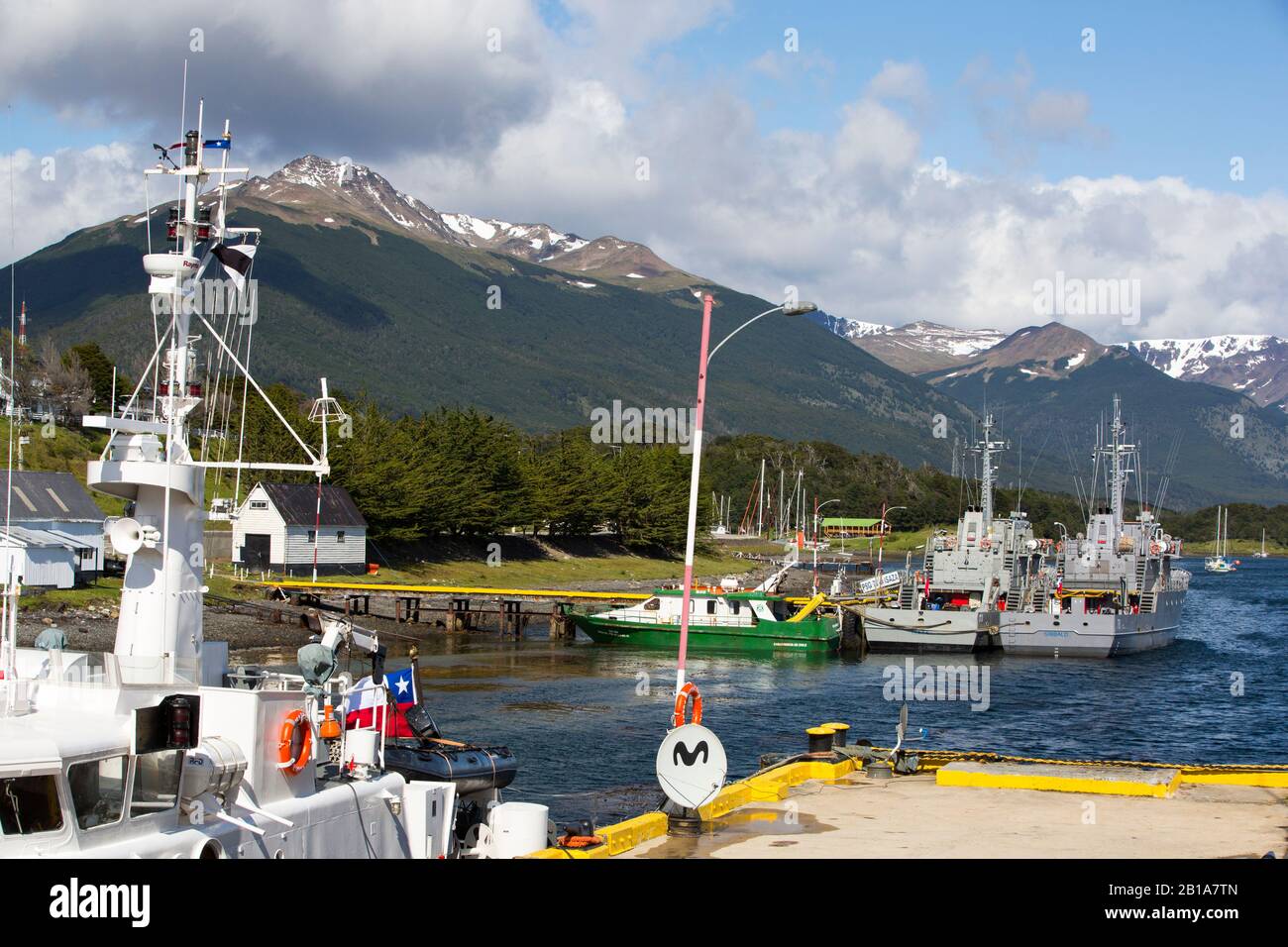 Buques navales chilenos en Puerto Williams en la Isla Navarino, Chile, la ciudad más meridional