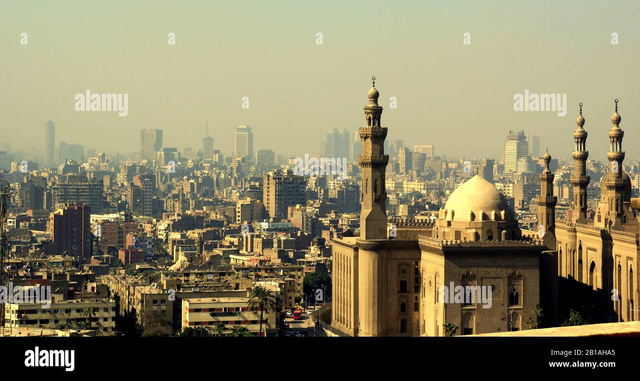 Vista sobre el horizonte de la ciudad de El Cairo, Egipto Foto de stock