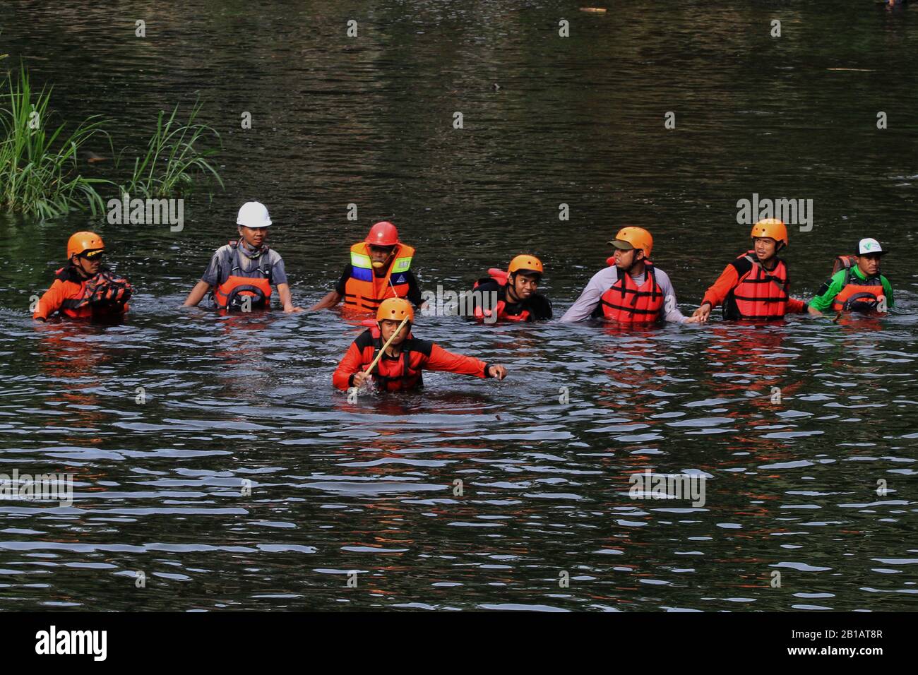 Los rescatadores están buscando niños desaparecidos en el río Sempor, después de inundaciones repentinas en Sleman, Yogyakarta, Indonesia, el sábado 22 de febrero de 2020. Cientos de escolares estaban haciendo senderismo a lo largo del río afectado por las inundaciones repentinas que mataron a nueve niños en edad escolar el 21 de febrero de 2020. (Foto de Devi Rahman/INA Photo Agency/Sipa USA) Foto de stock