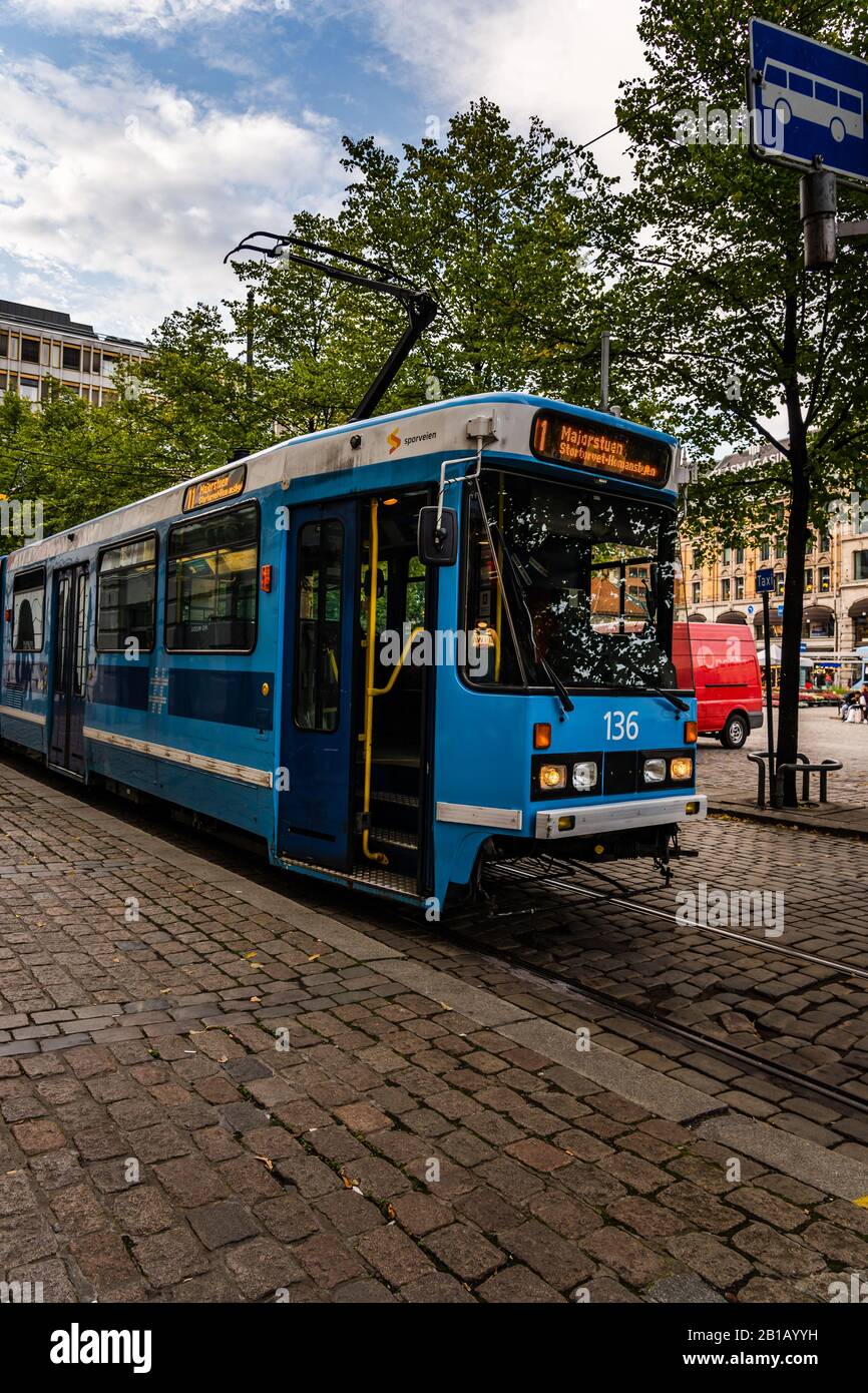 Editorial 08.31.2019 Oslo Noruega Tram esperando en la parada de tranvía junto a la calle con la puerta abierta Foto de stock