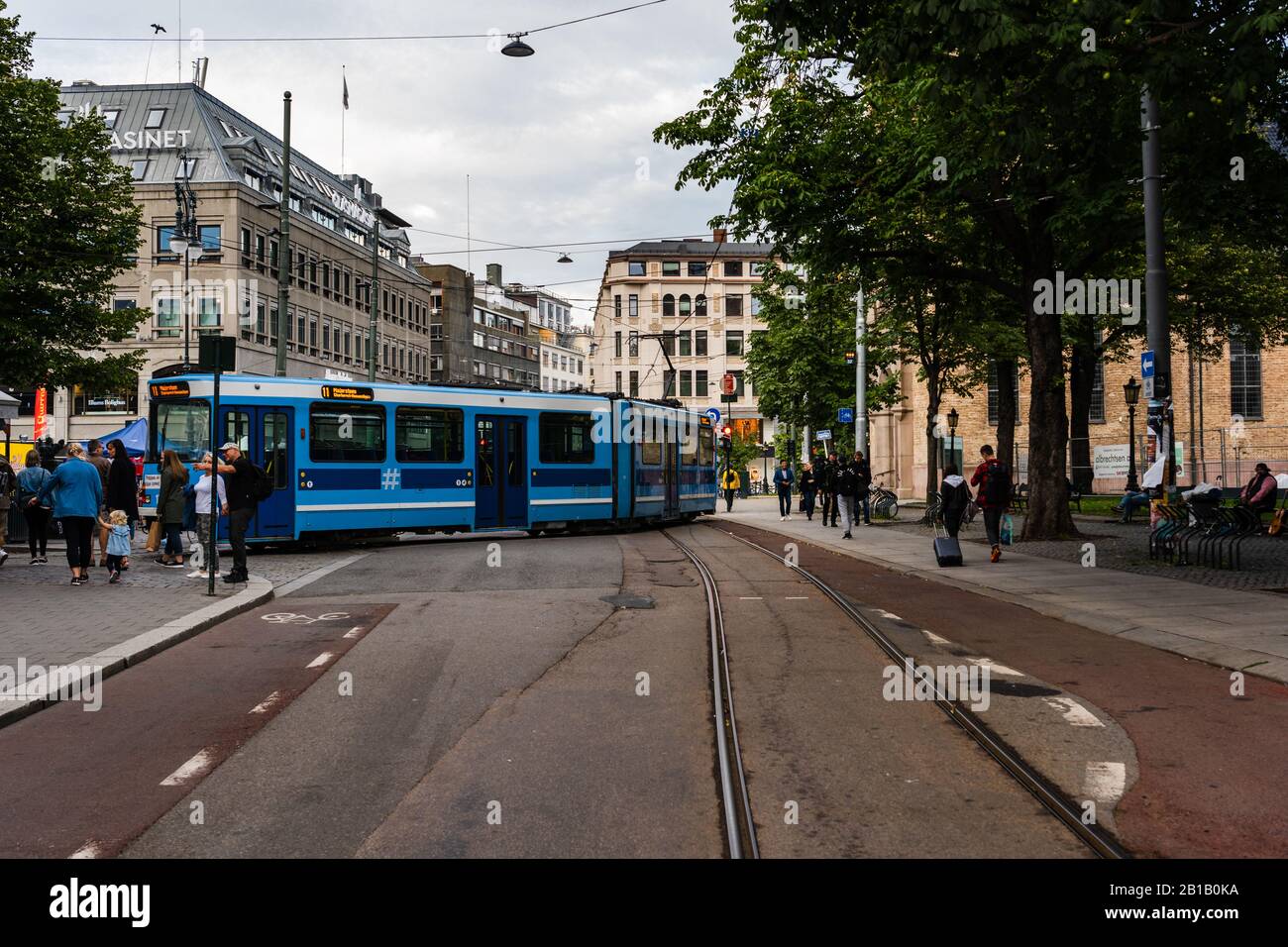 Editorial 08.31.2019 Oslo Norway Tram que gira fuera de Oslo Domkirke Foto de stock