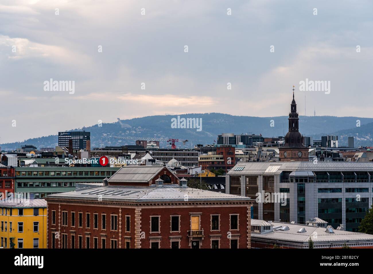 Editorial 08.31.2019 Oslo Noruega Vista sobre los tejados de la ciudad con las colinas en el fondo en la noche de otoño Foto de stock