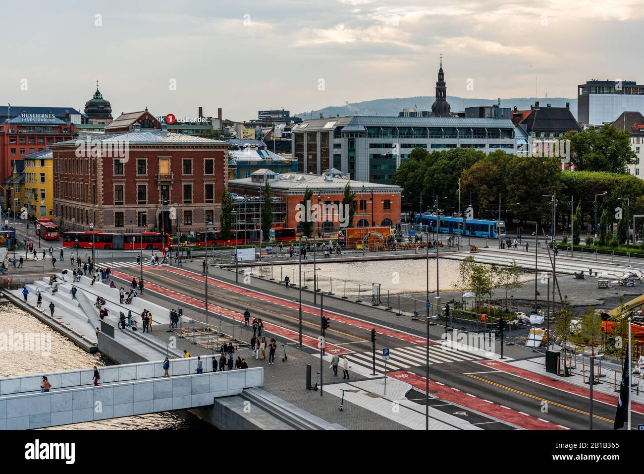 Editorial 08.31.2019 Oslo Noruega Vista del centro de la ciudad con el tráfico y la gente en la noche de otoño Foto de stock
