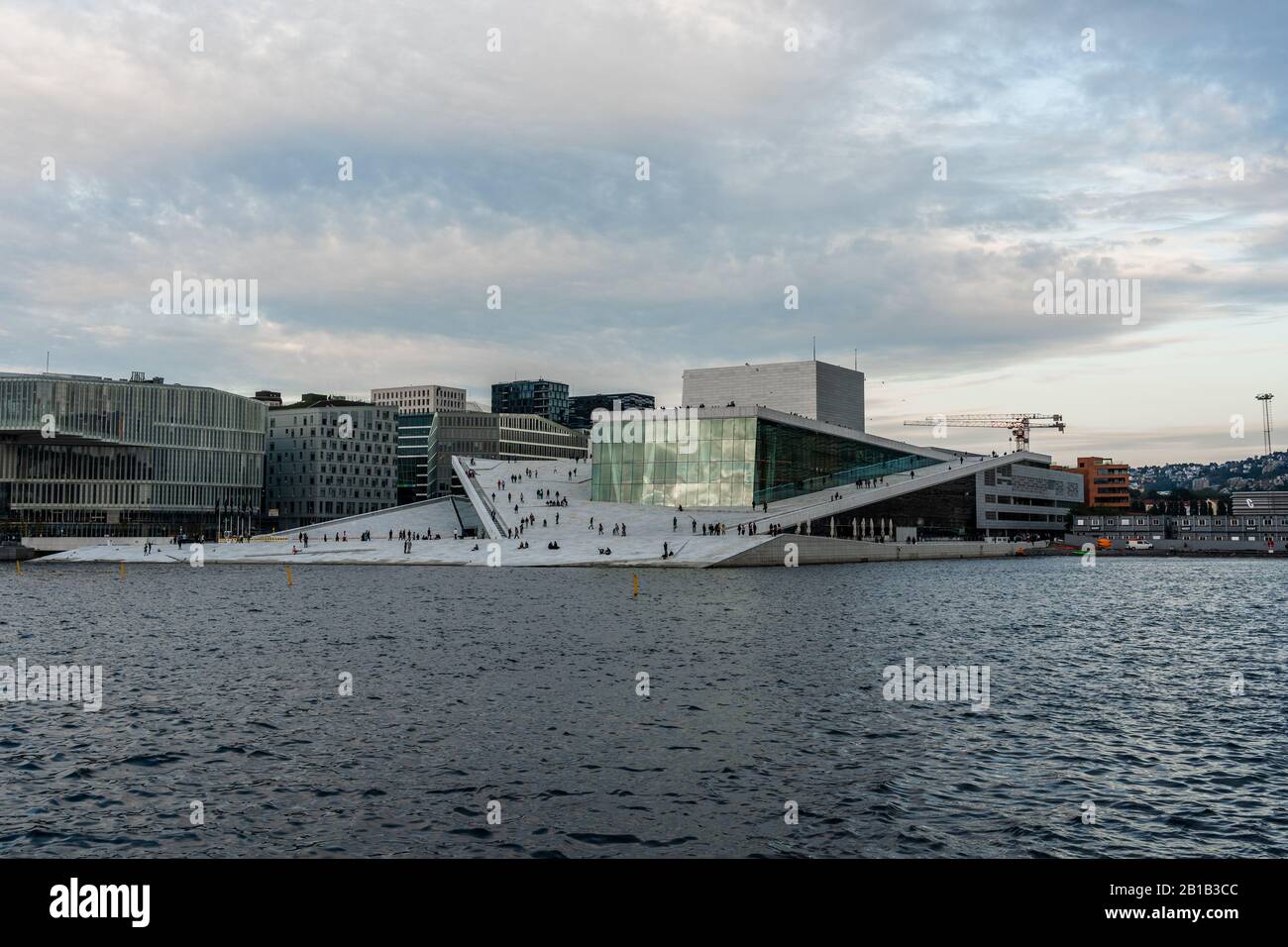 Editorial 08.31.2019 Oslo Norway Vista baja de la espectacular Ópera al atardecer junto al agua Foto de stock
