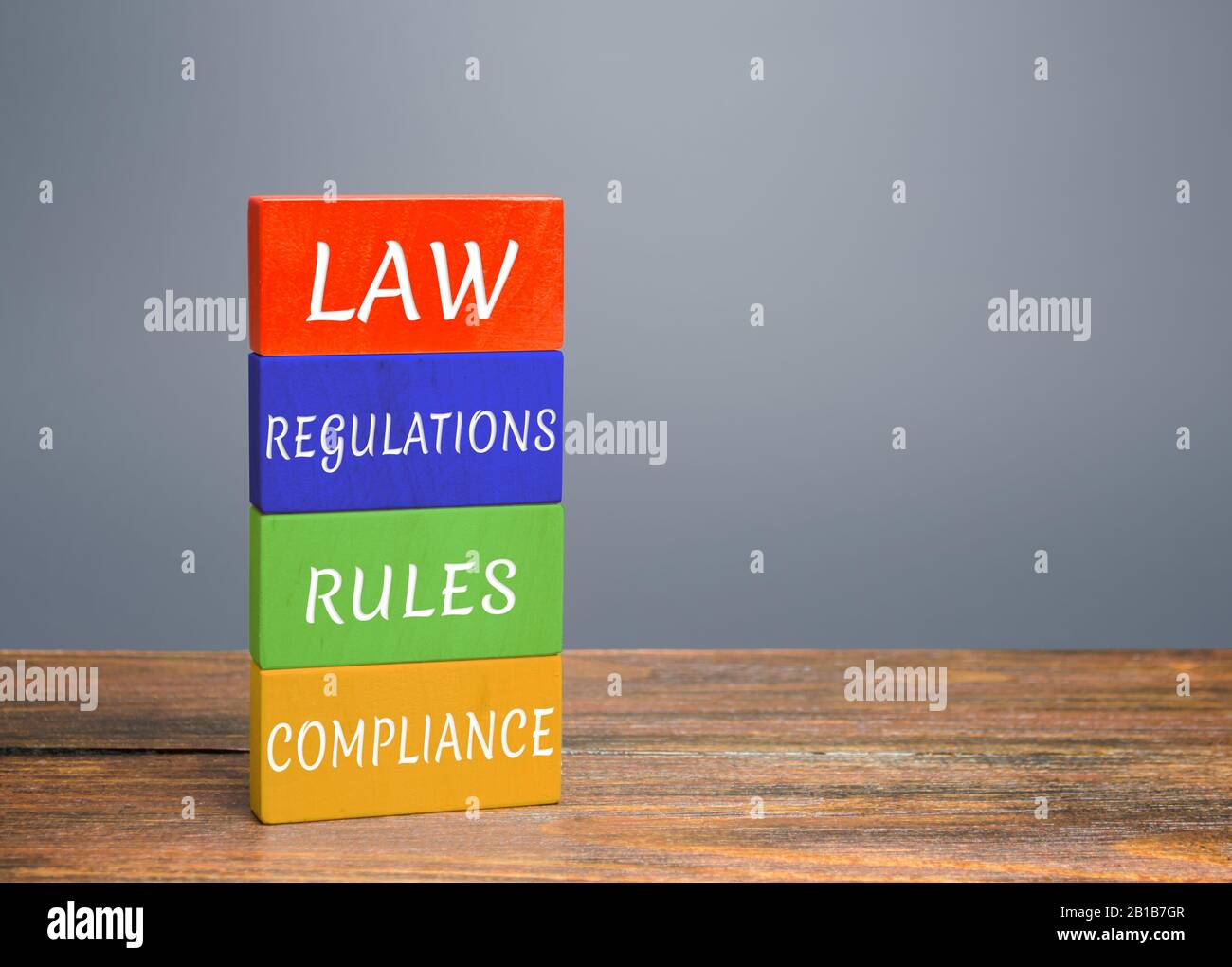 Bloques de colores con palabras ley, regulaciones, reglas, cumplimiento. Facilidad para hacer negocios. Criterios de calidad para bienes y servicios. Protección nacional doméstica Foto de stock