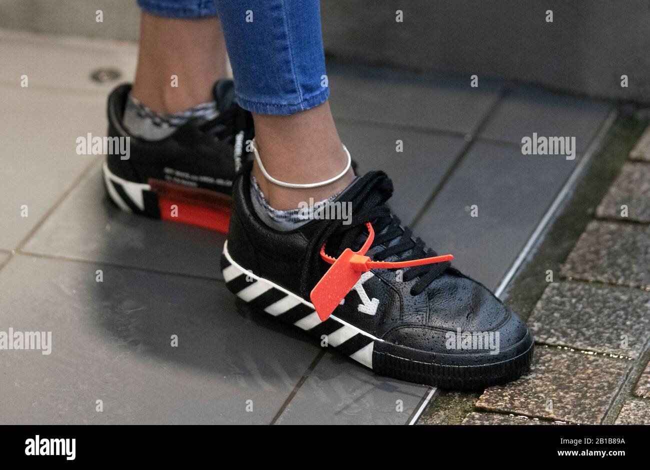Zapatillas nike rojas negras fotografías e imágenes de alta resolución -  Alamy