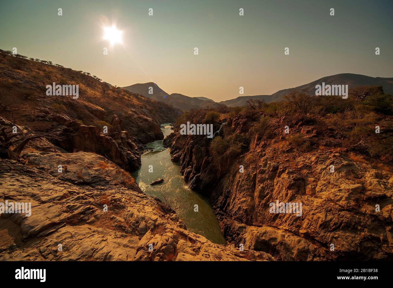 Epupa Falls en el río Kunene, al otro lado está el territorio de Angola, región de Kunene, Namibia Foto de stock