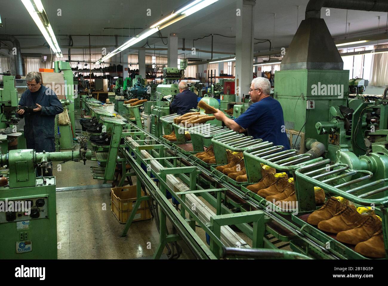 Shoe factory fotografías e imágenes de alta resolución - Alamy