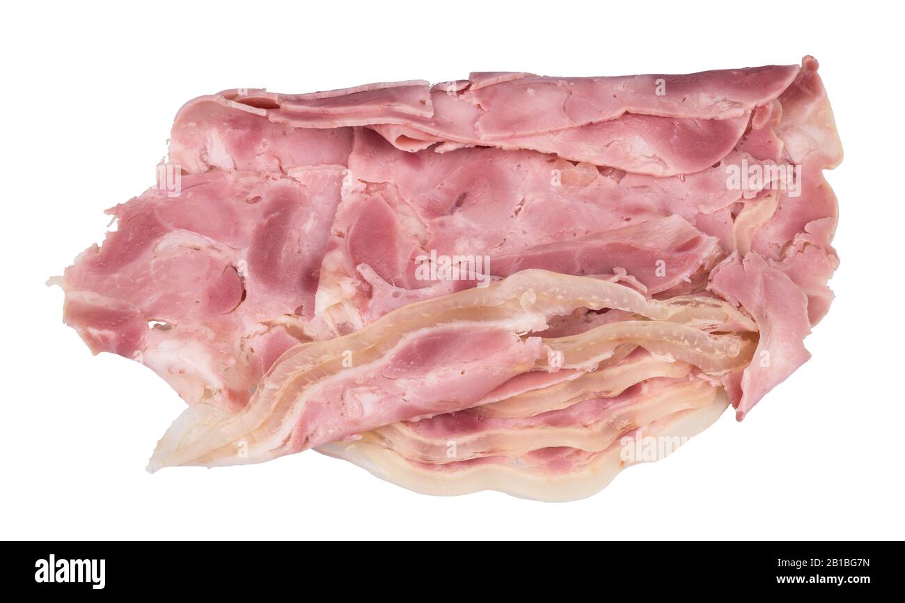 Rebanadas finas y desgarradas de carne de cerdo en una pila antiestética. Porción de jamón en rodajas frescas. Aislado. Fuente de proteínas, vitamina B y hierro. Consumo de carne roja. Foto de stock