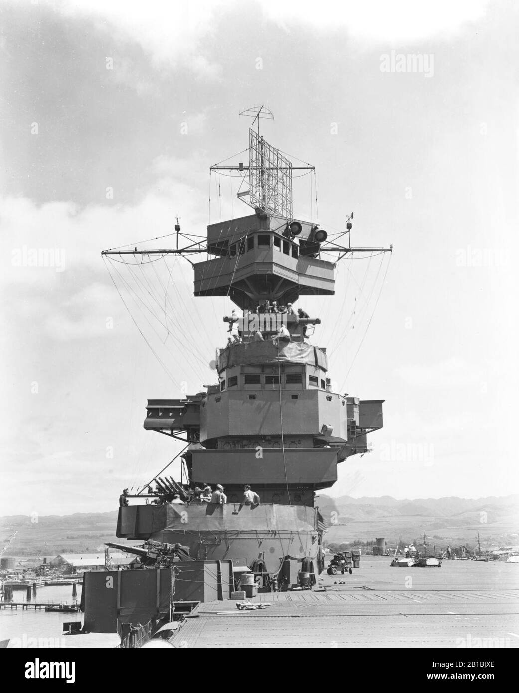 Vista frontal de la isla de USS Enterprise (CV-6) en marzo de 1942. Foto de stock