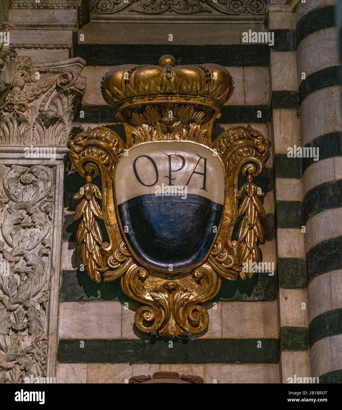 OPA escudo de armas en el Duomo de Siena, Toscana, Italia. Foto de stock