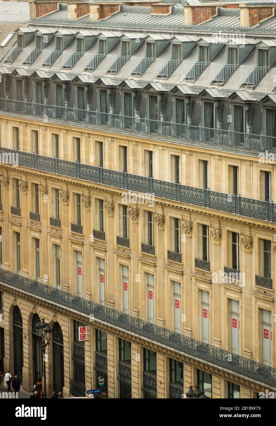 Uniqlo Opera distrito de tiendas París Francia Fotografía de stock - Alamy