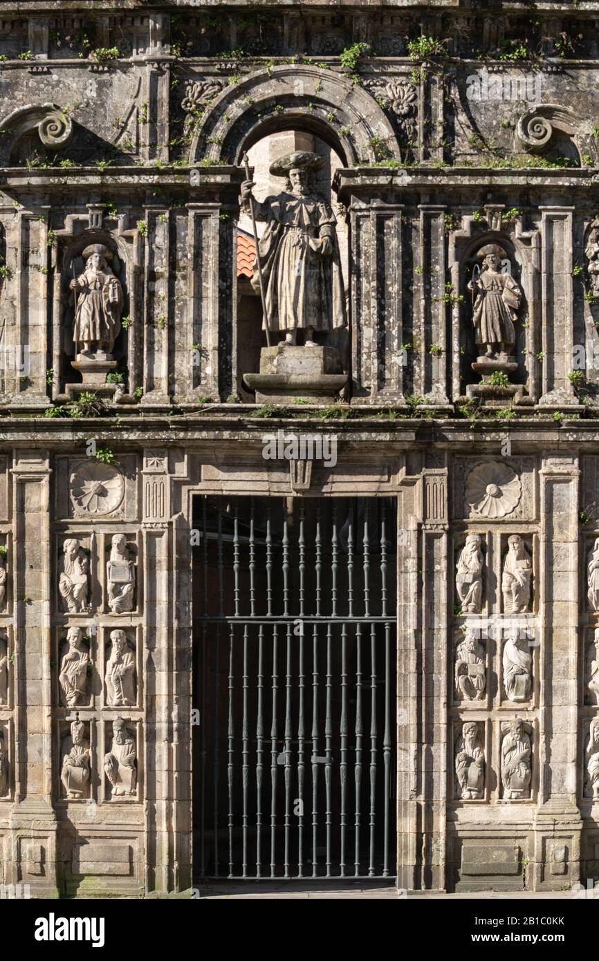 Escultura del Apóstol Santiago y sus discípulos. Puerta Santa de la  Catedral de Santiago de Compostela Fotografía de stock - Alamy