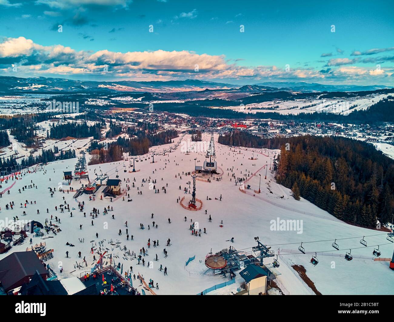 Hermosa vista aérea de drone a las pistas de esquí con ascensores en la  estación de esquí Bialka Tatrzanska Tatra montañas (Tatras, Tatra) - rang  de montaña Fotografía de stock - Alamy