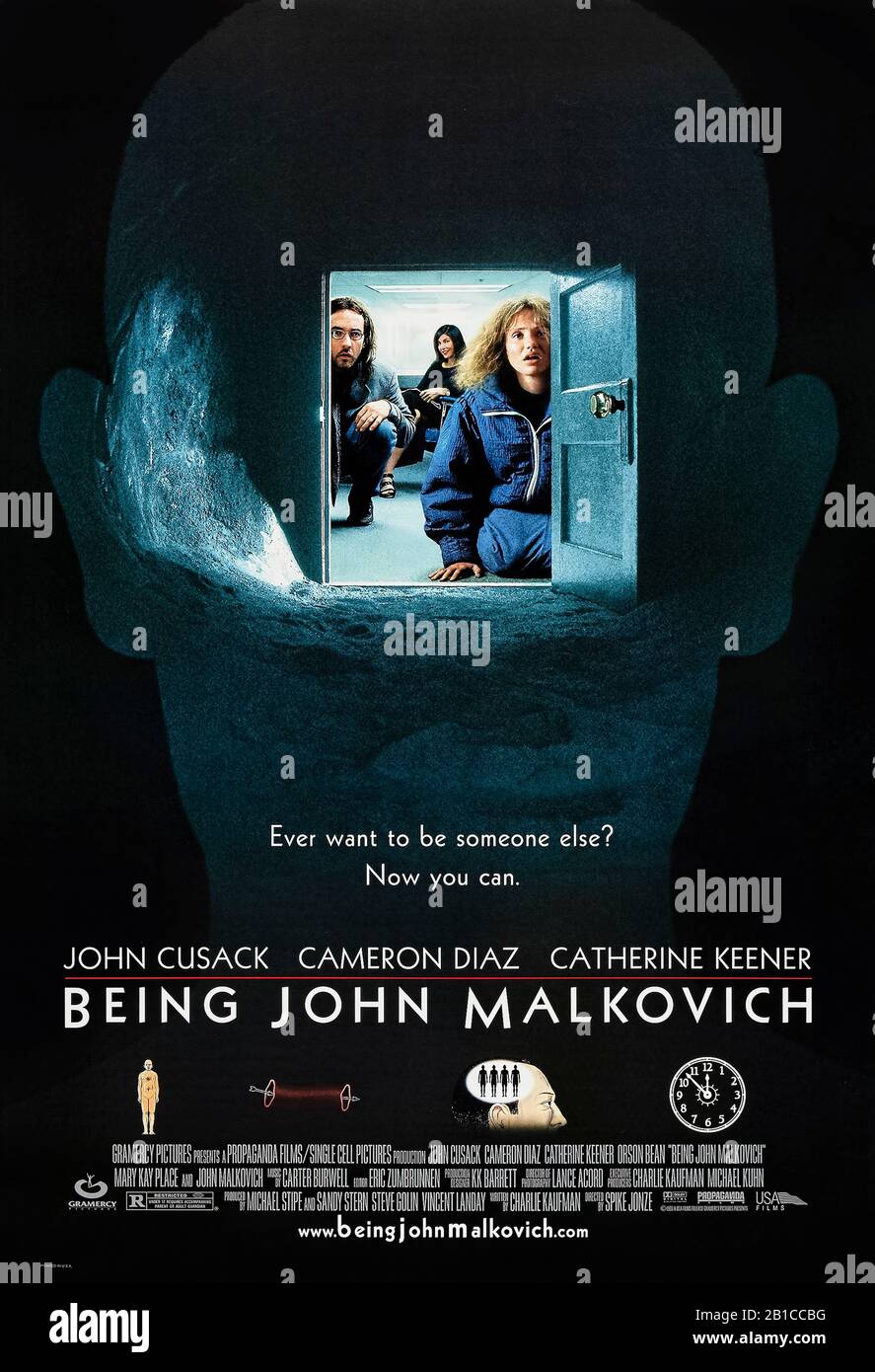 Siendo John Malkovich (1999) dirigido por Spike Jonze y protagonizado por John Cusack, Cameron Diaz, Catherine Keener y John Malkovich. Comedia estrafalaria en la que un marioneta descubre un portal secreto en la cabeza de John Malkovich. Foto de stock