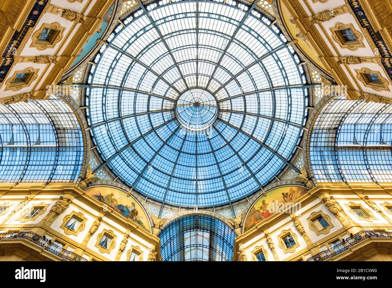 Una cúpula de cristal en el centro comercial Galleria Vittorio Emanuele II,  Milán, Italia Fotografía de stock - Alamy