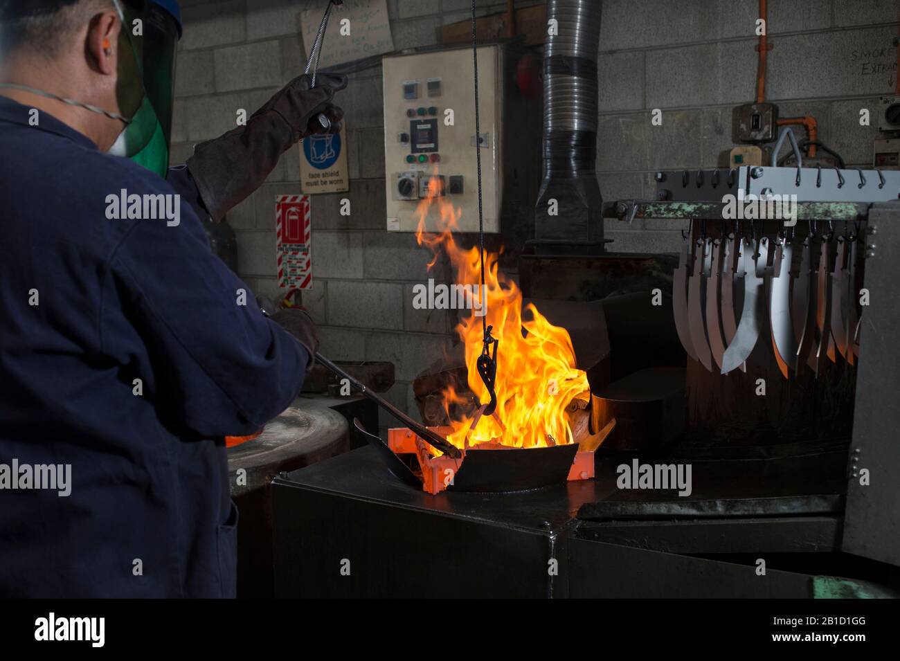 Proceso de templado en la fábrica de cuchillas. Horno, baño de aceite y  drenaje Fotografía de stock - Alamy
