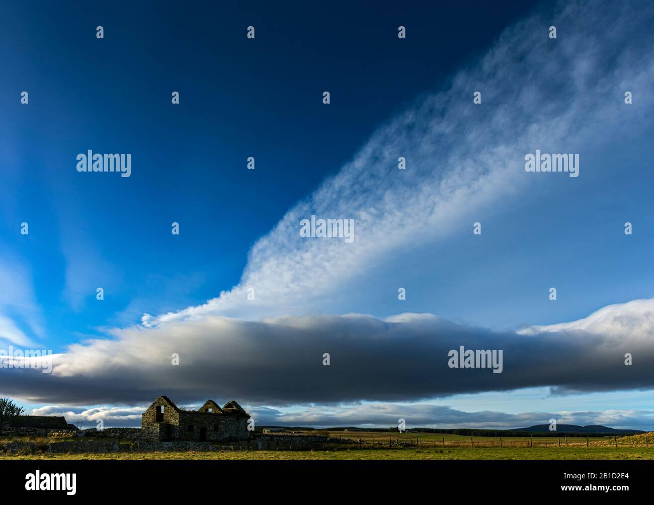 Espectacular cielo sobre un edificio en ruinas cerca de Westerdale, Caithness, Escocia, Reino Unido Foto de stock