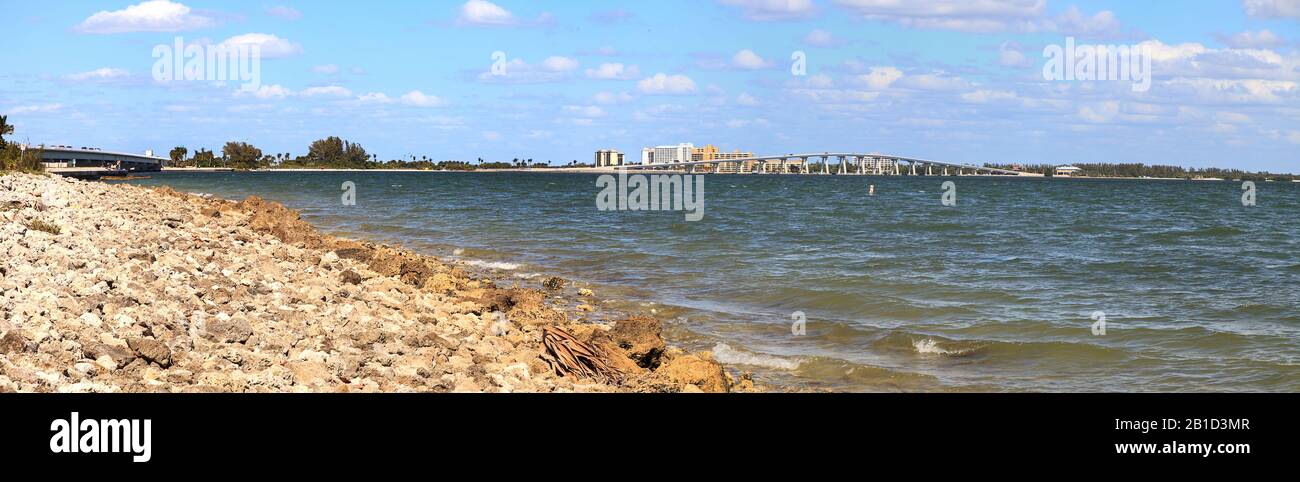 Puente Sanibel Causeway en el fondo del Parque Causeway Islands en Sanibel en Florida. Foto de stock