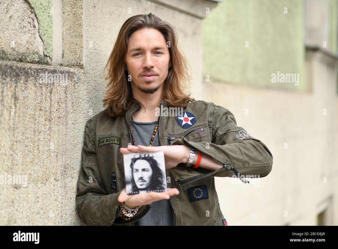Munich, Alemania. 23 de enero de 2020. El cantante Gil Ofarim lleva en sus  manos su nuevo CD 'Alles auf Hoffnung'. El álbum será lanzado en  28.02.2020. (A dpa 'Alles auf Hoffnung' -