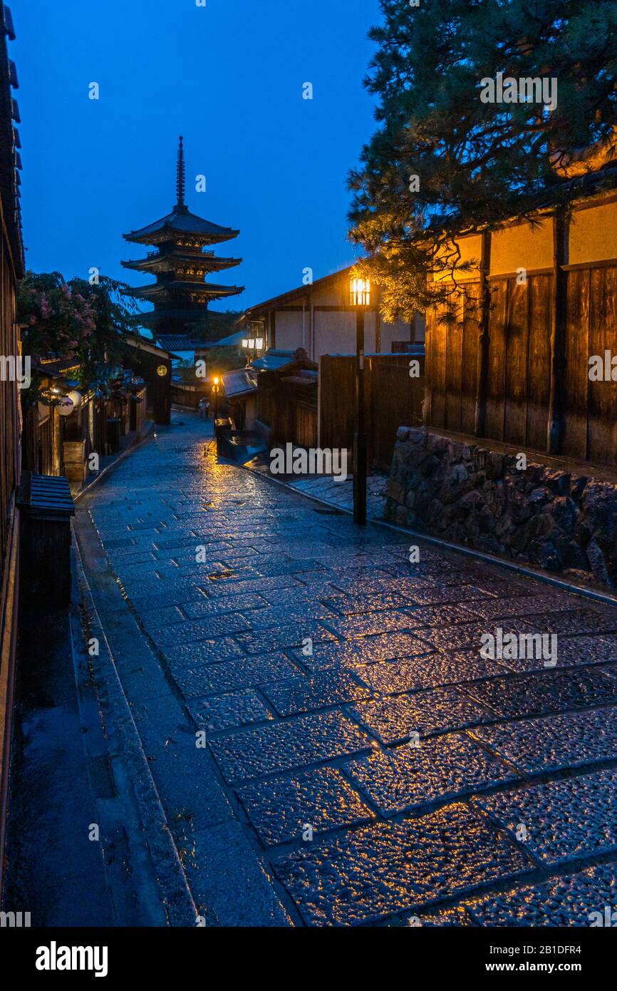 Vista nocturna de Higashiyama, el distrito histórico más famoso de Kioto con Yasaka Pagoda en el fondo, Japón Foto de stock