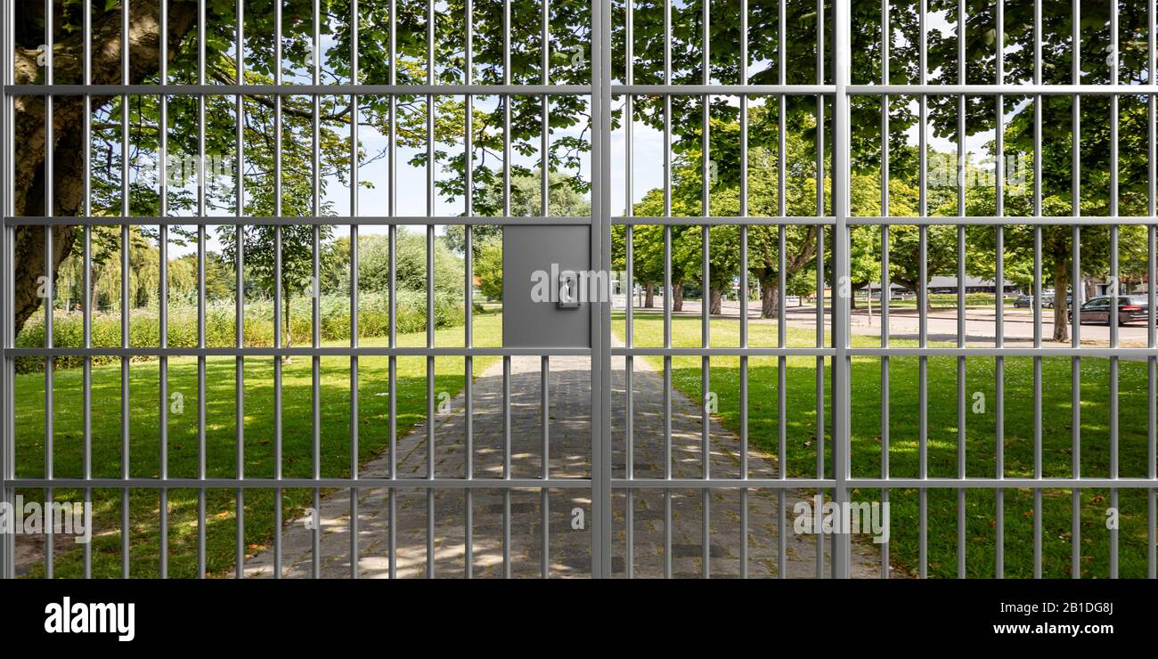 Privacidad, sin concepto de entrada. Vista de un parque verde a través de una puerta metálica cerrada con bares en la prisión. La entrada está prohibida. ilustración 3d Foto de stock