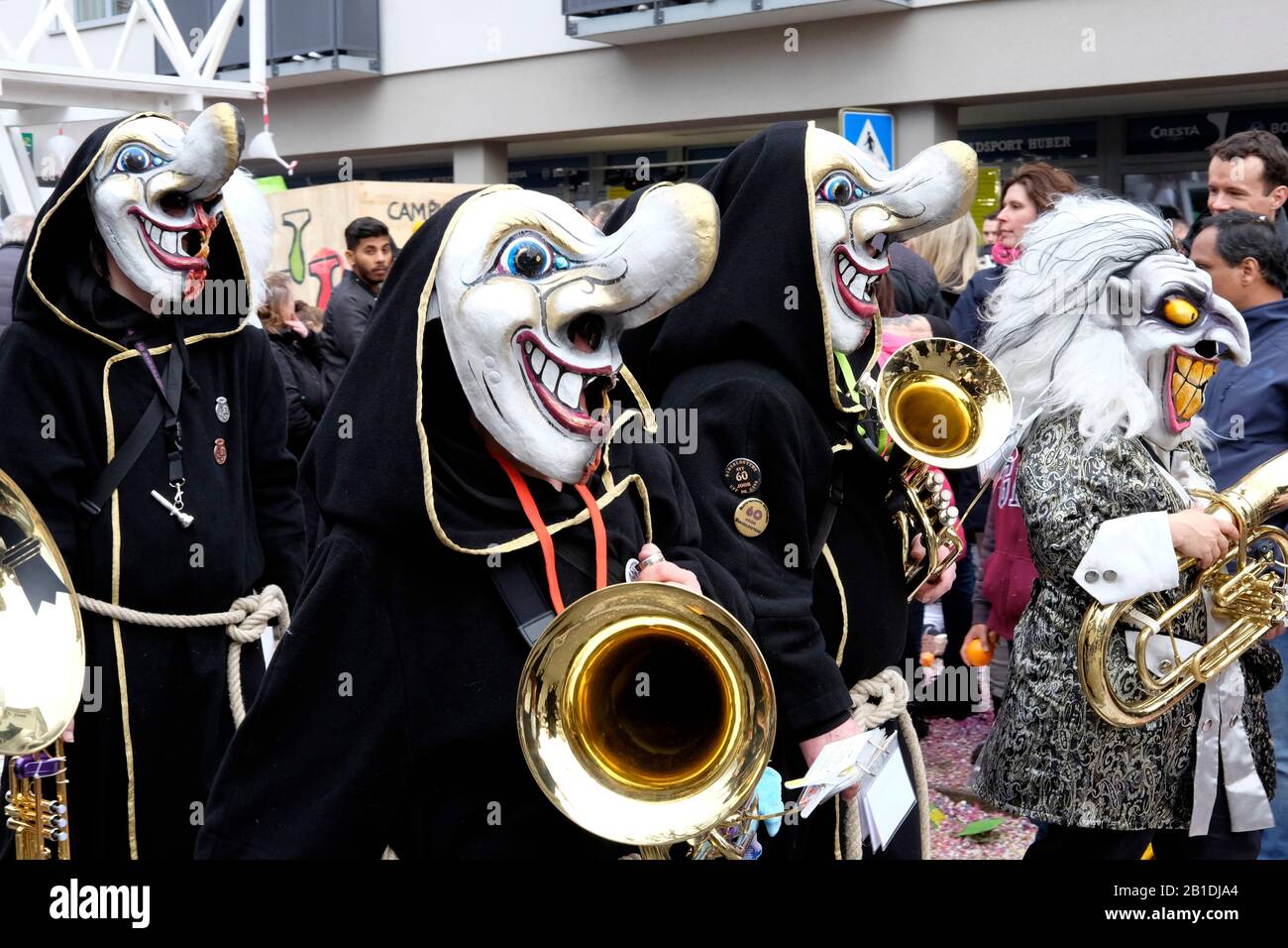Músicos con máscara en el carnaval de Allschwil, Basel landschaft, Suiza Foto de stock