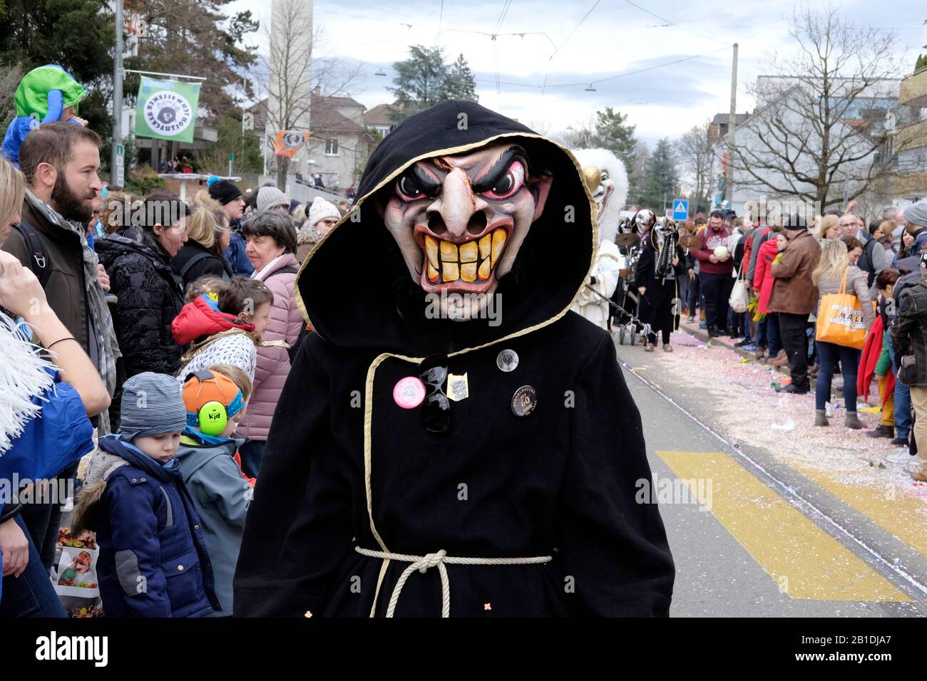 Un participante con una máscara y un traje en el carnaval de Allschwil, Basel landschaft, Suiza Foto de stock